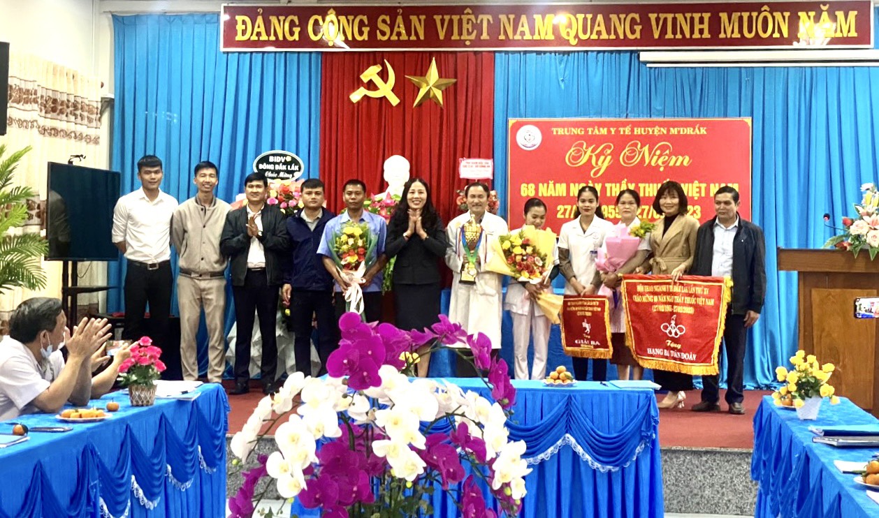 Trung tâm y tế huyện M’Drắk Tổ chức toạ đàm chào mừng kỷ niệm 68 năm Ngày Thầy thuốc Việt Nam (27/02/1955 - 27/02/2023)